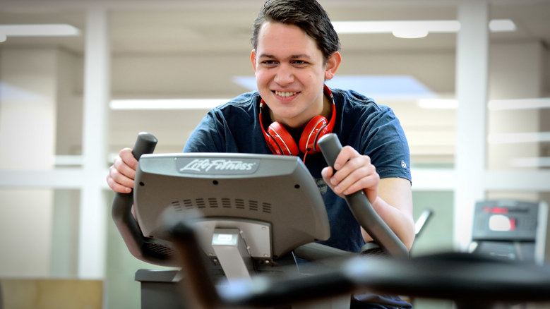 Cliënt in fitnesscentrum
