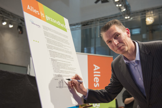 Michel Edelaar ondertekent document Vroege Interventie