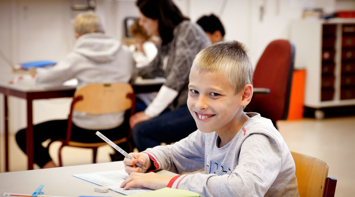 Leerling achter zijn bureau