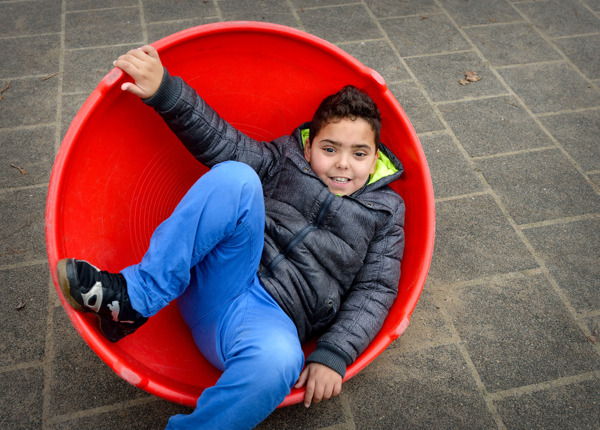 Leerling ligt in een speeltoestel