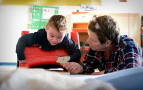 Leerling wordt spelenderwijs begeleid door een leraar
