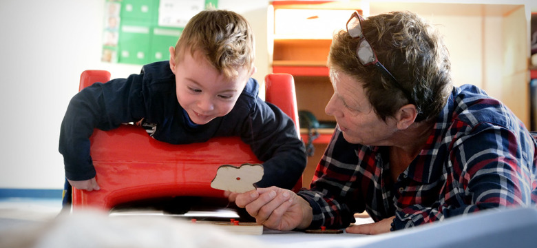 Leerling wordt spelenderwijs begeleid door een leraar