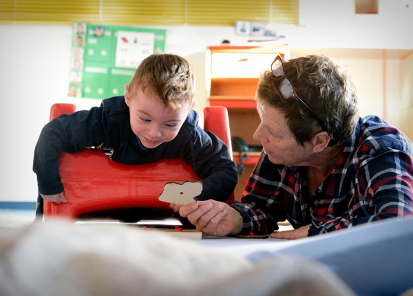Leerling wordt spelenderwijs begeleid door een leraar
