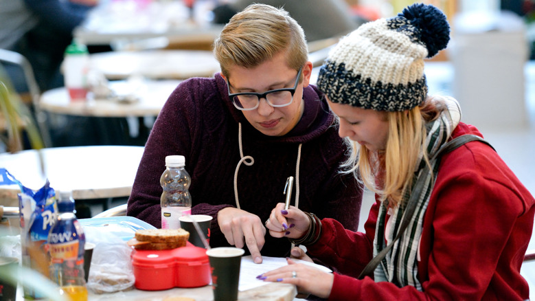Leerlingen overleggen wat aan tafel