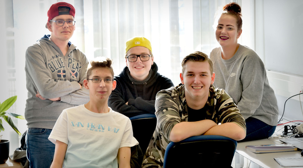 Leerlingen poseren voor een foto