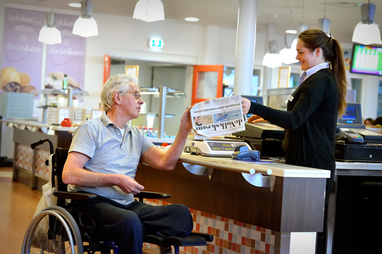 Patiënt koopt een krant in de Orangerie