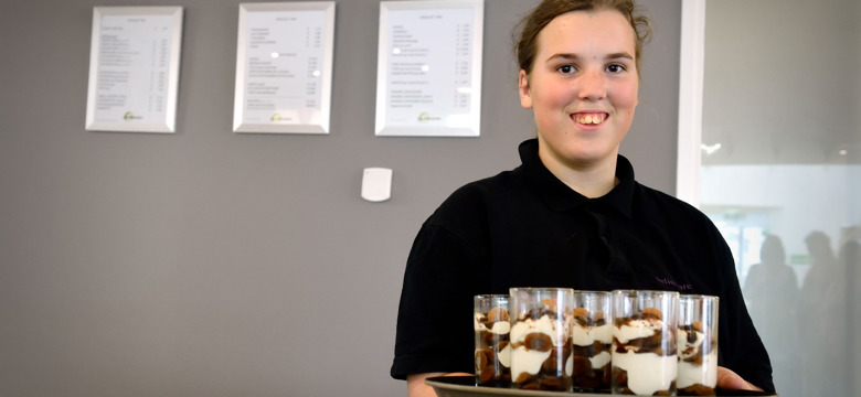 Cliënt met een dienblad in de hand