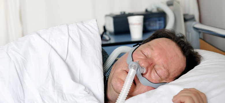 Cliënt in bed met slaapapneu