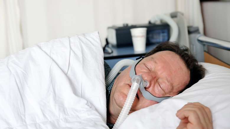 Cliënt in bed met slaapapneu