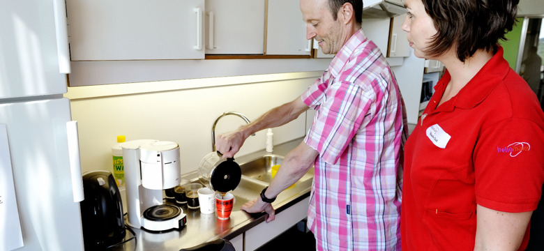 Patient met ergotherapeut in de keuken