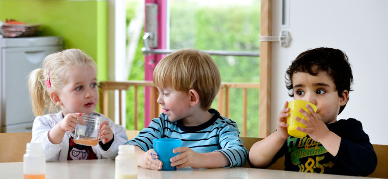 Drie leerlingen aan tafel