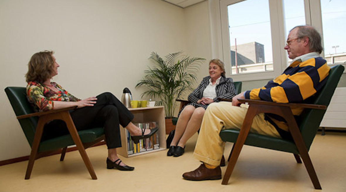 medewerker in gesprek met familie