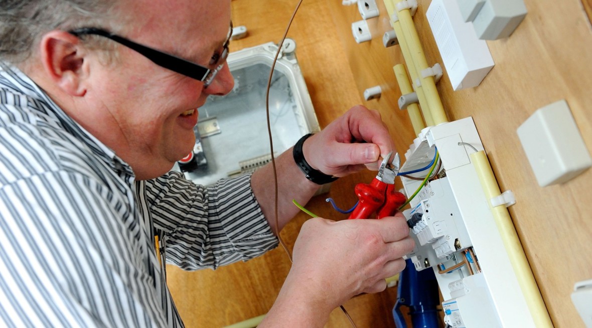 Cliënt aan het werk met electronische bedrading